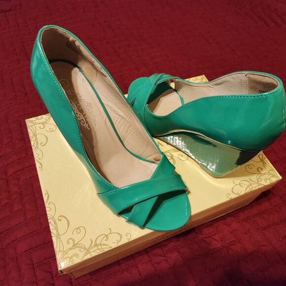 Women's size 7 Green Patent Wedges - Picture 2 of 4